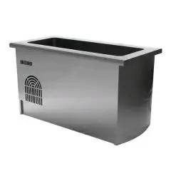 Elemento freddo con vasca - Centrale ad isola con vano inferiore cieco - Fianchi terminali e zoccolatura perimetrale - Struttura in inox finitura scotch brite