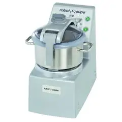CUTTER DA BANCO - Mod. R 8 SV - Capacità vasca in ACCIAIO INOX lt 8 - Capacità coperti da 20 a 150 - 2 velocità - Predisposizione per funzione sottovuoto - Potenza W 2200 - Dimensioni cm L 31,5 x P 54,5 x 58,5h