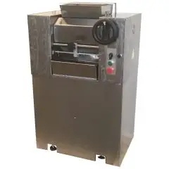 Raffinatrice a due cilindri Omab - Mod RF150 INOX - Struttura in acciaio inox - Ad una velocità - Alimentazione trifase 400V - Dimensione Cilindri ø cm 15 x 32 - Potenza Kw 1,5 - Dimensioni cm L 70 x P 60 x h 115
