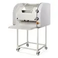 BAGUETTATRICE Mod. ITP700 - Struttura in acciaio verniciato - Lunghezza max. baguette cm 70 - Produzione pezzi/ora 1500 - Alimentazione 220/400V 50/60Hz (MONOFASE o TRIFASE) - Potenza Kw 0,55 - Dimensioni cm L 103 x P 88 x 148 H - NORMA CE