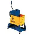 CARRELLO STRIZZATORE PER PULIZIA - MOD. CA1599 - Secchio con divisorio - Strizzatore completo di struttura di rialzo per prodotti - Dim. cm L 55 x P 27 x h 87