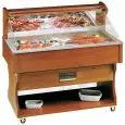 ISOLA ESPOSITIVA REFRIGERATA PER PESCE - MOD. PESCEM - STRUTTURA IN LEGNO - PRODUZIONE DI GHIACCIO GRANULARE: Kg/24h. 90 - Temp. ACQUA IN ENTRATA: °C +20 - Gas refrigerante R452a - ALIMENTAZIONE MONOFASE V 230/1/50 Hz