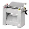 SFOGLIATRICE - MOD. SF250 - 1 COPPIA DI RULLI - DIM. RULLI cm 25 x Ø 5,5 - PULSANTIERA 24VOLT - POTENZA W 200 - ALIMENTAZIONE TRIFASE 400V/3/50HZ - DIMENSIONI cm L 48 x P 35 x 40 H - PESO Kg 24
