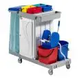 CARRELLO IN PLASTICA MULTIUSO PER PULIZIA - MOD. CA1616 - N. 2 secchi in plastica Lt. 15 - Strizzatore - Reggisacco - Cassetta plastica media - Cesto porta bottiglie - Vano centrale con cassetto scorrevole - Dim. cm L 133 x P 68 x h 124