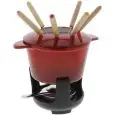 Set Fonduta 10 Pezzi Rosso in Ghisa Smaltata - ILSA Linea NORMANDIE - Codice 409.016 - Capacità 15 lt  - Diametro 16 cm - Imballo confezione da n. 1 Unità