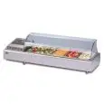 ESPOSITORE DA BANCO VETRINA REFRIGERATA - SERIE GASTROSERVICECOLDC - STRUTTURA IN ACCIAIO INOX - CONTIENE BACINELLE GN (TUTTI I FORMATI GN H MAx. 10 cm) - Temp. °C +2/+10 - MONOFASE - STATICA - VETRO CURVO APRIBILE