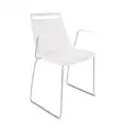 SEDIA AKAMI CON BRACCIOLI - MOD. AKAMI SS - SCOCCA IN TECNOPOLIMERO - STRUTTURA A SLITTA IN FILO CON BRACCIOLI CROMATA O VERNICIATA BIANCA - PER USO INTERNO/ESTERNO - DIM. cm L 48 x P 55 x H 85 - NORMA CE