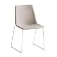 SEDIA AKAMI IMBOTTITA - MOD. AKAMI S - SCOCCA IMBOTTITA IN PU-FLEX E RIVESTITA -TELAIO A SLITTA CROMATO O VERNICIATO BIANCO - PER USO INTERNO - DIM. cm L 48 x P 55 x H 85 - NORMA CE