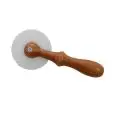 Rotella Tagliapasta Lama Dentata in Legno/Plastica - ELETTRO CENTER - Codice 101 - Diametro 8,8 cm - Imballo confezione da n. 1 Unità