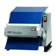 SFOGLIATRICE - per paste zuccherine, pasta di mandorle, cioccolato plastico - MOD. 2300/MC40 - 1 COPPIA DI RULLI - ALIMENTAZIONE V 230/50Hz MONOFASE - POTENZA Kw 0,37 - RULLI cm 40 - Norma CE