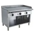 CUCINA TEPPANYAKI A GAS 3 FUOCHI - MOD. UF1600 - 3 zone cottura - Vano a giorno - Piastra di cottura liscia cromata - Alzatina su 3 lati - Potenza a gas kW 17,6 - Dimensioni: cm L 163 x P 75 x H 85/90 - Norma CE